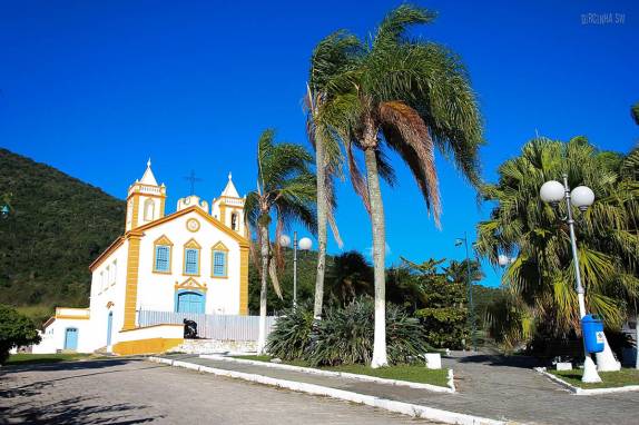 A bela igreja de Ribeirão da Ilha, no sul de Florianópolis (foto da internet)